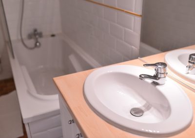 Appartement: Salle de bain avec douche et baignoire
